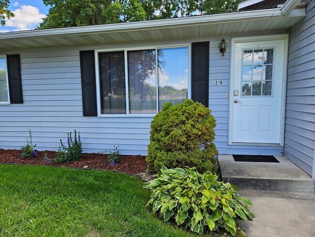 Photo - 216 Union St NE