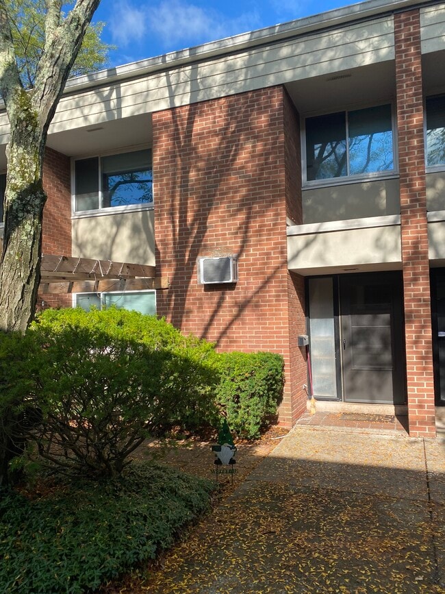 front entrance - 712 W Beaver Ave Unit B