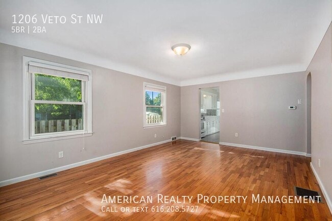 Photo - 1206 Veto St NW