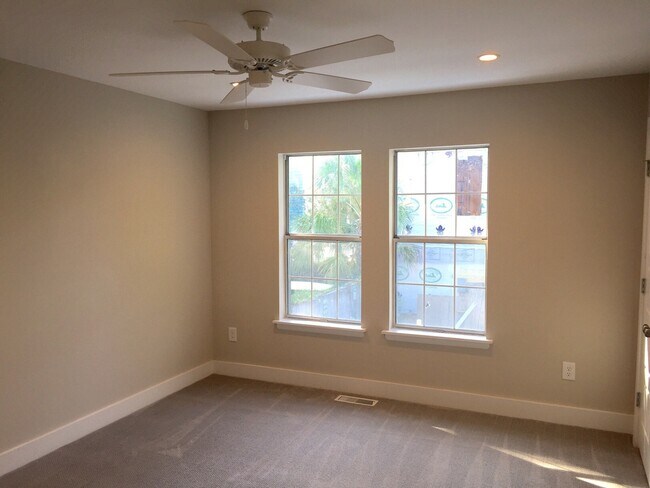 Photo - 2 Bedroom 1.5 Bath Townhouse - Downtown Charleston