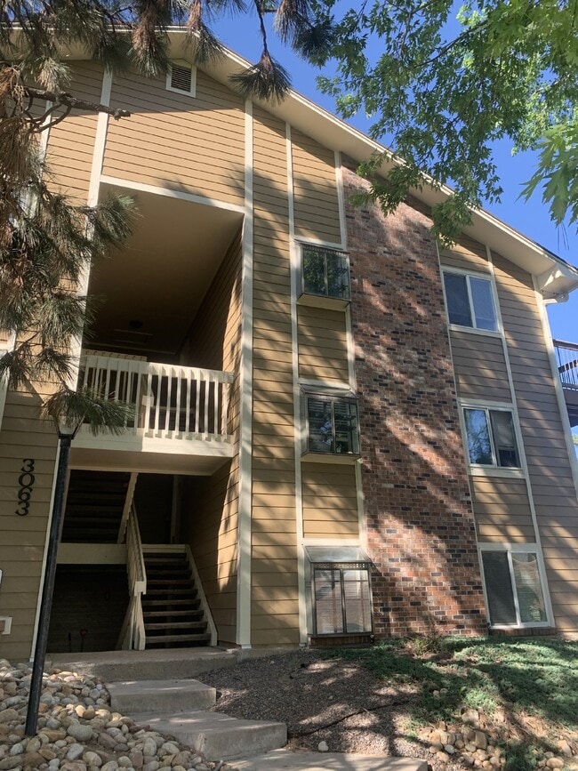 Building Photo - Available September! Newly Updated 2 bed/2 bath Condo Unit 302