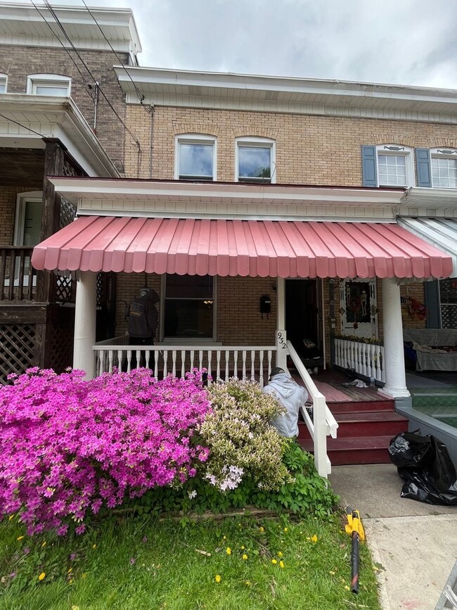 Building Photo - Large 2 Bed 1 Bath Home, with office space! Available Now!