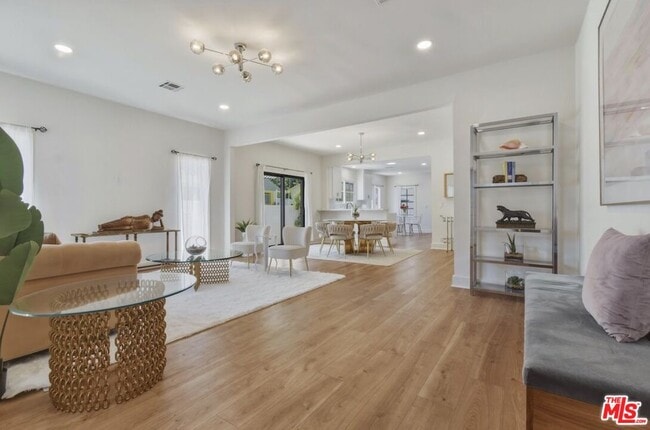 Photo - 653 N W Knoll Dr
