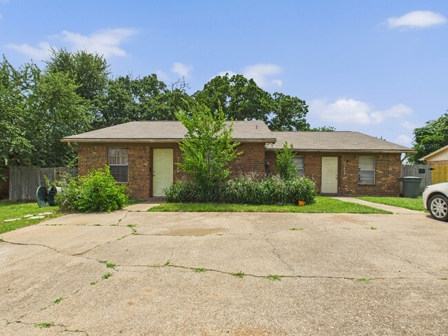 Photo - 3702 Forestwood Dr House