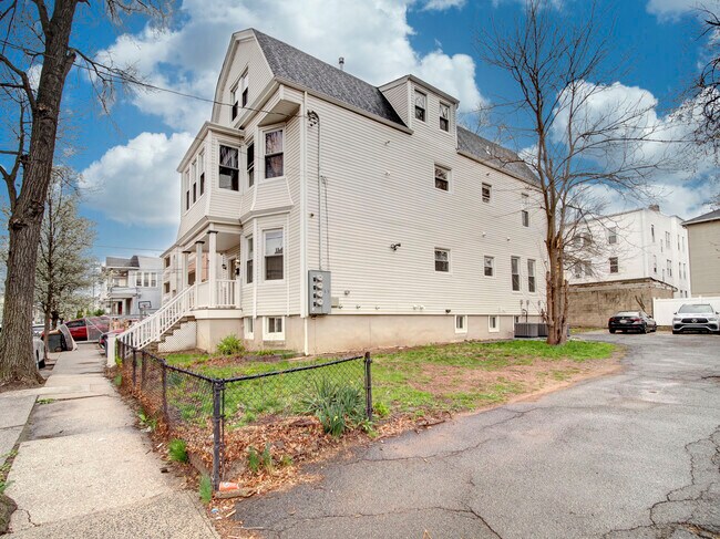 Photo - 140 Fabyan Pl Unidad 2