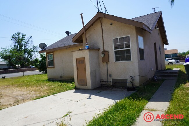 Photo - Charming 2 Bed / 1 Bath in 93305 – Pet-Friendly with Pest Control Included!