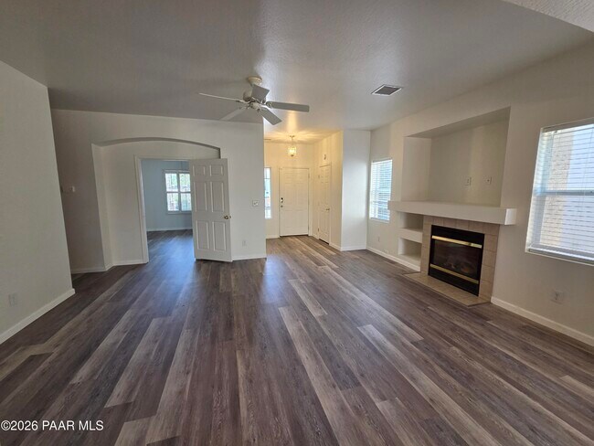 Photo - 556 N Robles St