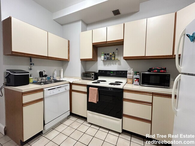 Building Photo - 175 Harvard St Unit 2 Rental