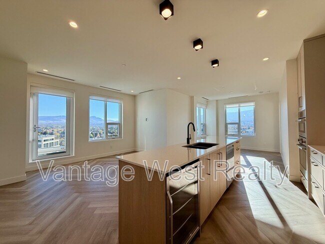 Photo - 3340-3340 Lakeshore Rd