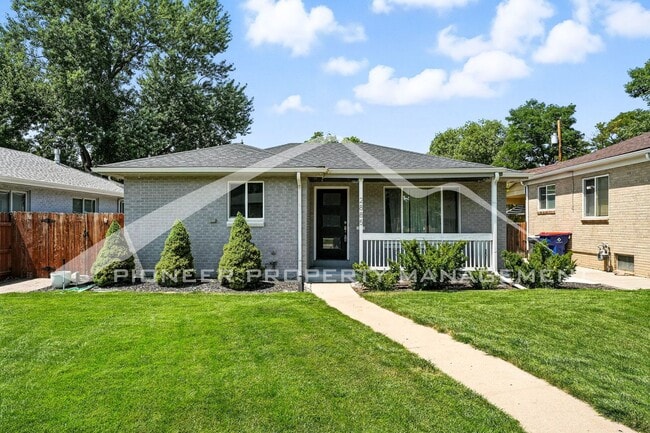 Building Photo - Spacious Home with Central AC and Fenced Yard