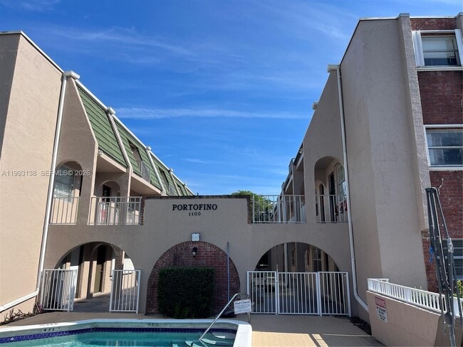 Building Photo - 1100 SE 4th Ave Unit 16