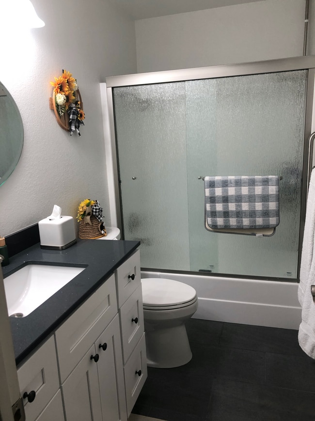 Baño privado con ducha/bañera y tragaluz. - 1191 San Antonio Dr