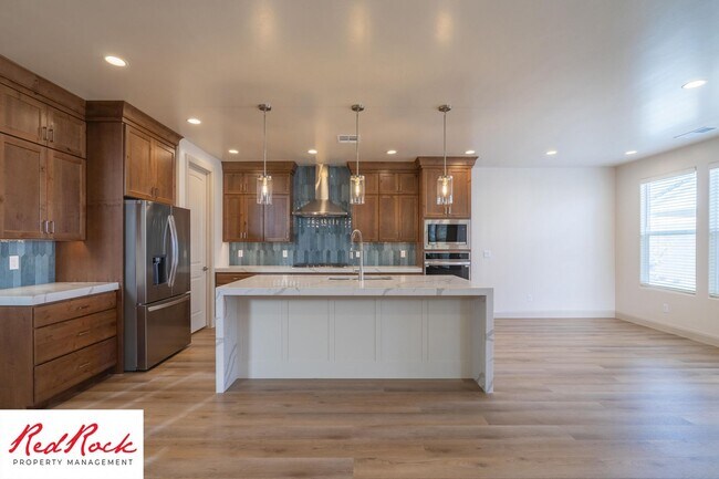 Photo - 7 Bedroom Home with 5 Car Garage