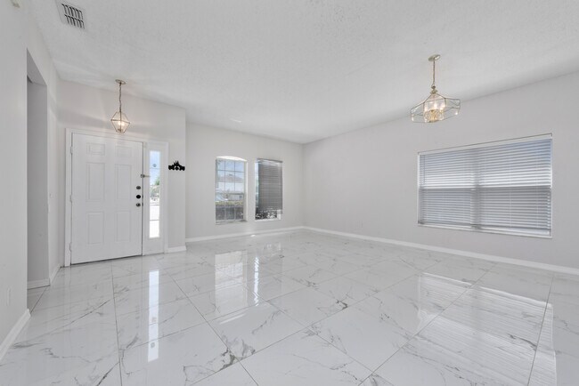 Photo - 746 Lockbreeze Dr
