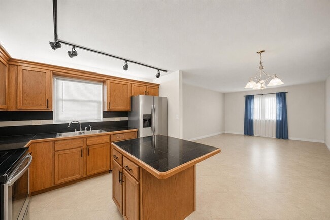 Building Photo - 4528 SW 54th St Unit 302-b
