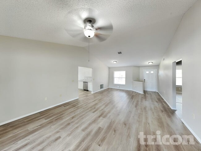 Photo - 714 49th St E