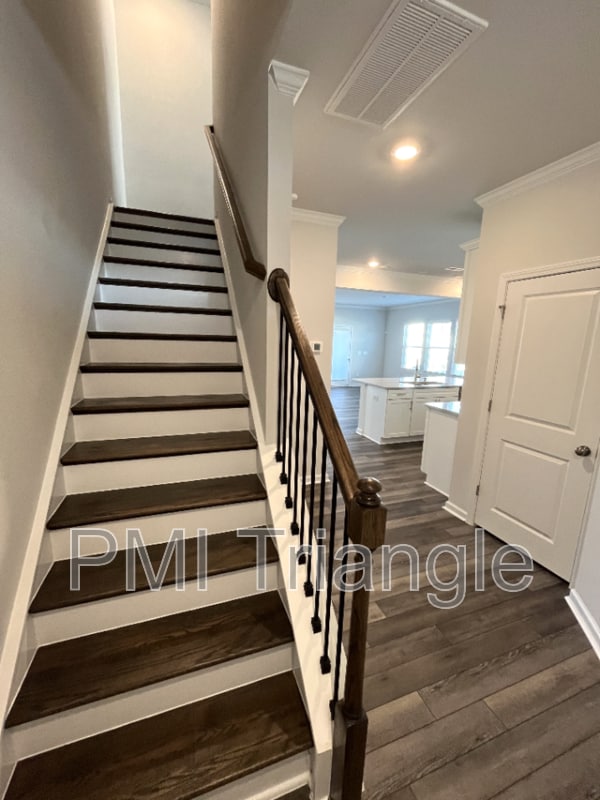 Photo - 5049 Tura St