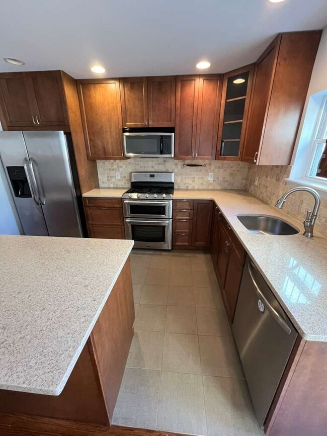 Photo - 2033 Kater St