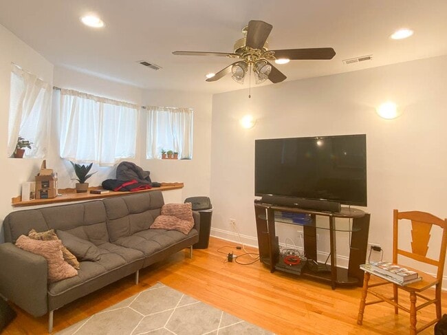 Photo - 922 W Addison St Unidad G