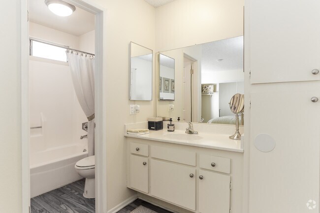 1BR, 1BA - 850 SF