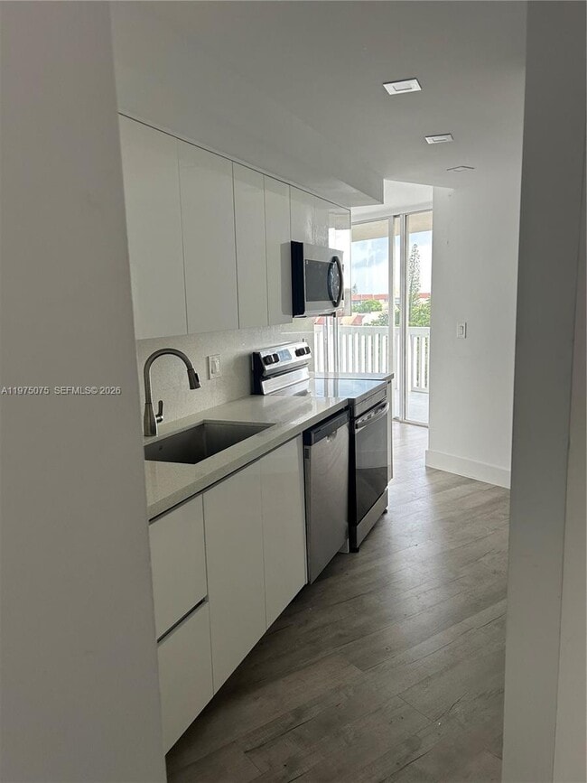 Building Photo - 6921 Environ Blvd Unit 7P