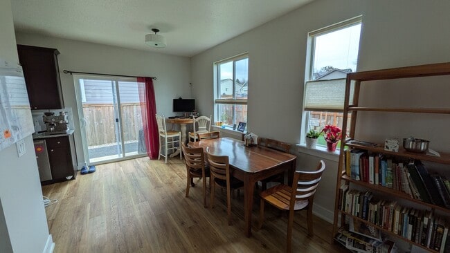 Comedor - 643 NE Kerns Dr