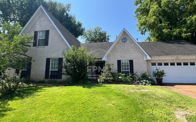 Building Photo - 1095 Carriage Dr S