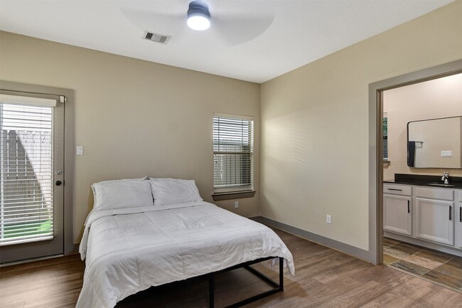 Photo - 837 W 25th St