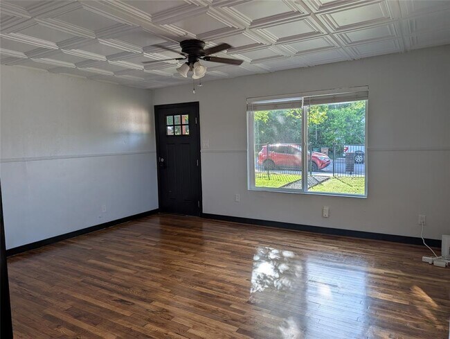 Photo - 6915 Providence Ave