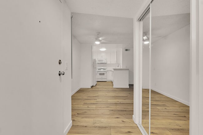 Entry - 22415 Del Valle St