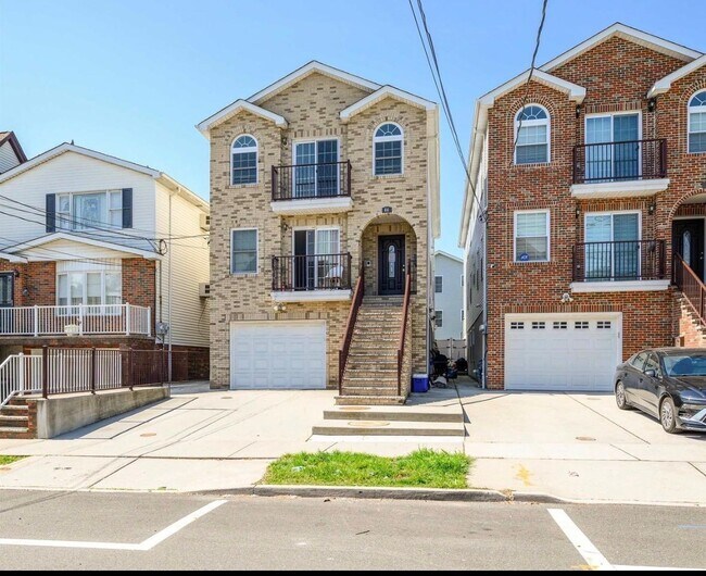 Building Photo - 44 W 50th St Unit 2