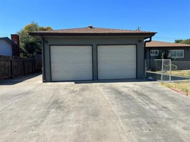 Building Photo - 541 E Cypress Ave Unit 541 E Cypress Apt B
