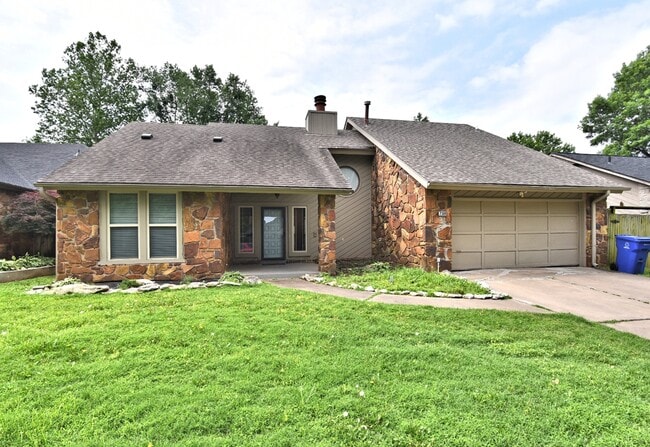 Photo - 2309 W Oakridge St House