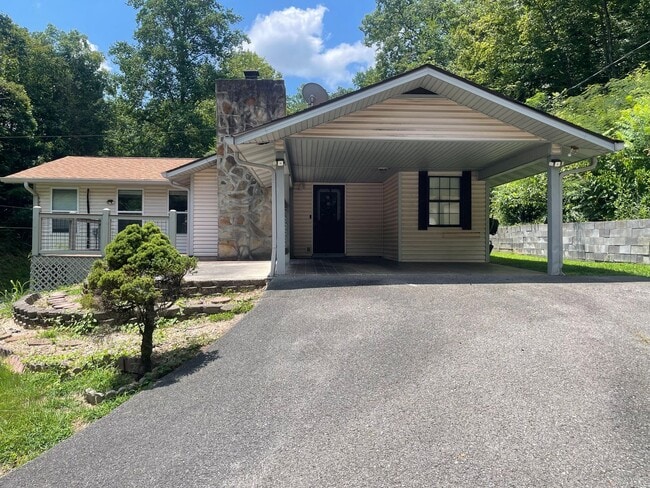 Building Photo - Walking Distance to the Parkway! Rental