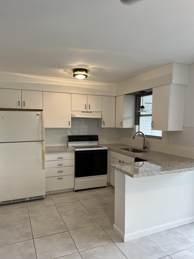 Building Photo - 1100 SE 4th Ave Unit 26