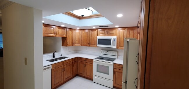 Entrada con vista a la cocina - 2691 Sabal Springs Cir Unidad 205