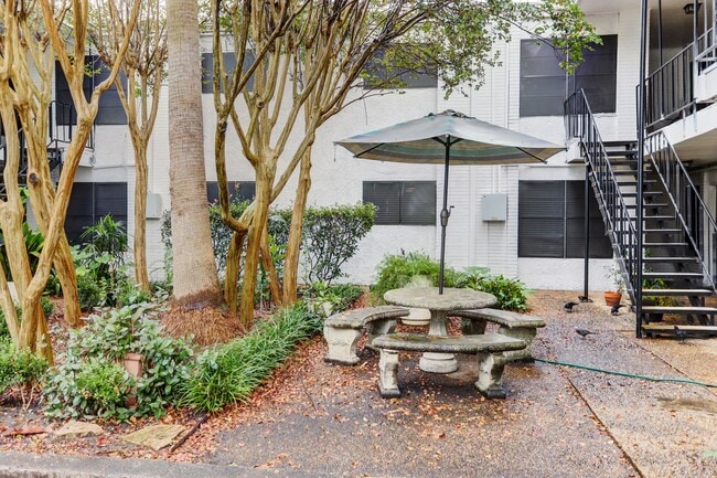 Building Photo - 1645 W Main St Unit 13