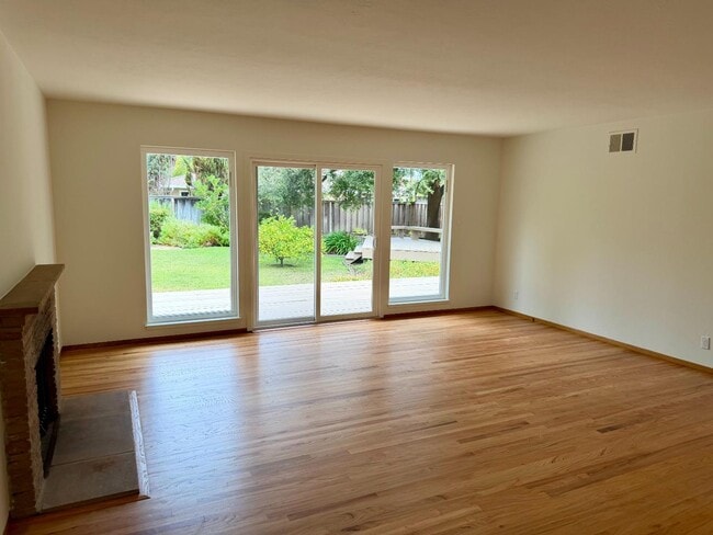 Photo - 975 Inverness Way