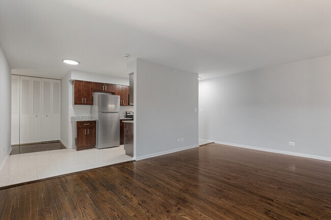 Photo - 7545 N Winchester Ave Unit 202