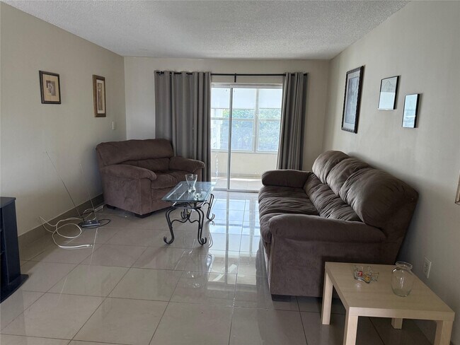 Building Photo - 8135 Sunrise Lakes Blvd Unit 307