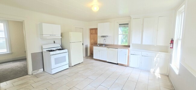 Photo - 244 E 32nd St