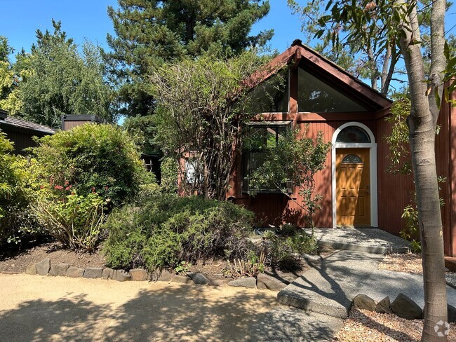 Building Photo - Remodeled 3-Bedroom Home in the Heart of M...