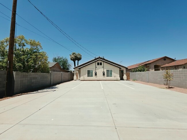 Building Photo - 546 S 15th Ave