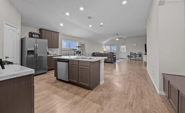 689 Forest Bend Ln
