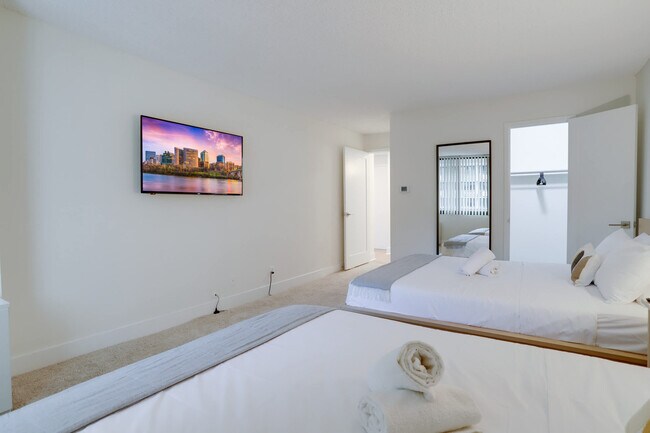 Photo - 320 23rd St S Unidad FL11-ID1022517P