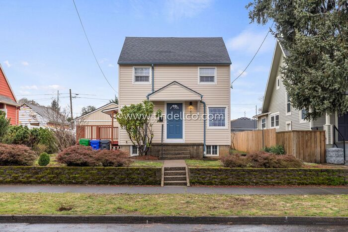 Updated 3 bedroom, 3 Level Home near New S... - Updated 3 bedroom, 3 Level Home near New S...