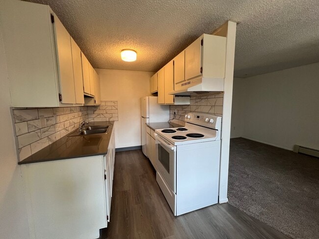 Building Photo - 10th Street Square Apartments Unit 10th375