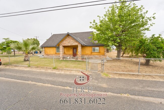 Building Photo - 3 bedroom/2 bath house WIL VERY LARGE LOT