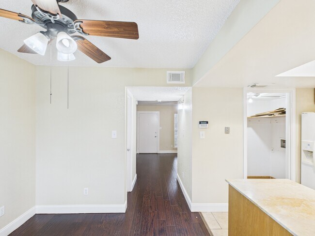 Photo - 6416 Bankside Dr Unidad 42