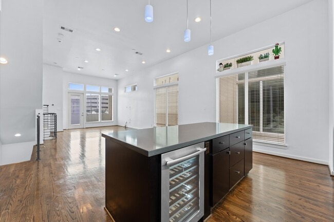 Building Photo - 120 Pierce St